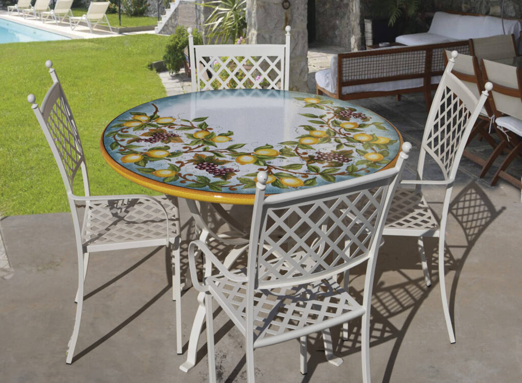 Stół z kamienia lawowego na tarasie Stół z kamienia lawowego na tarasie